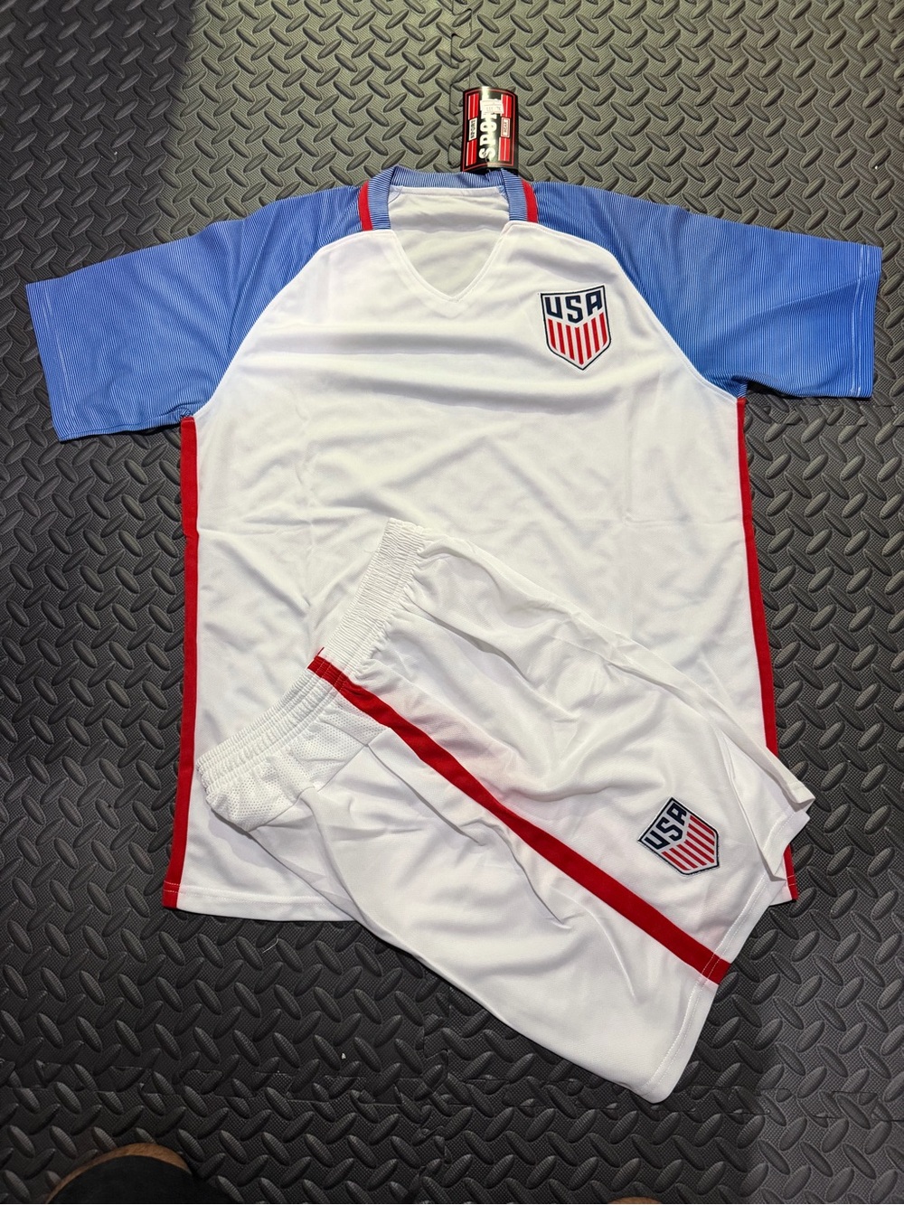 USA Men Soccer Jersey and Shorts - White, Blue & Red size Large